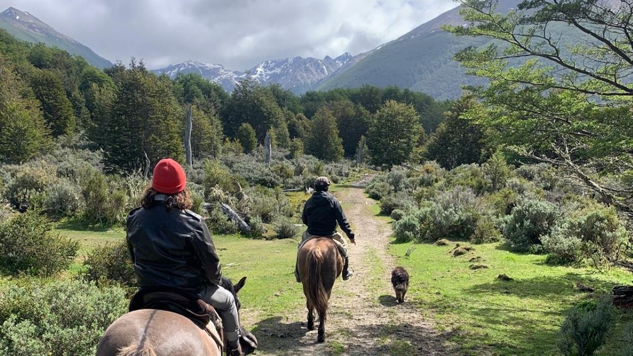 Horse Ride Through Lake Hidden (2)