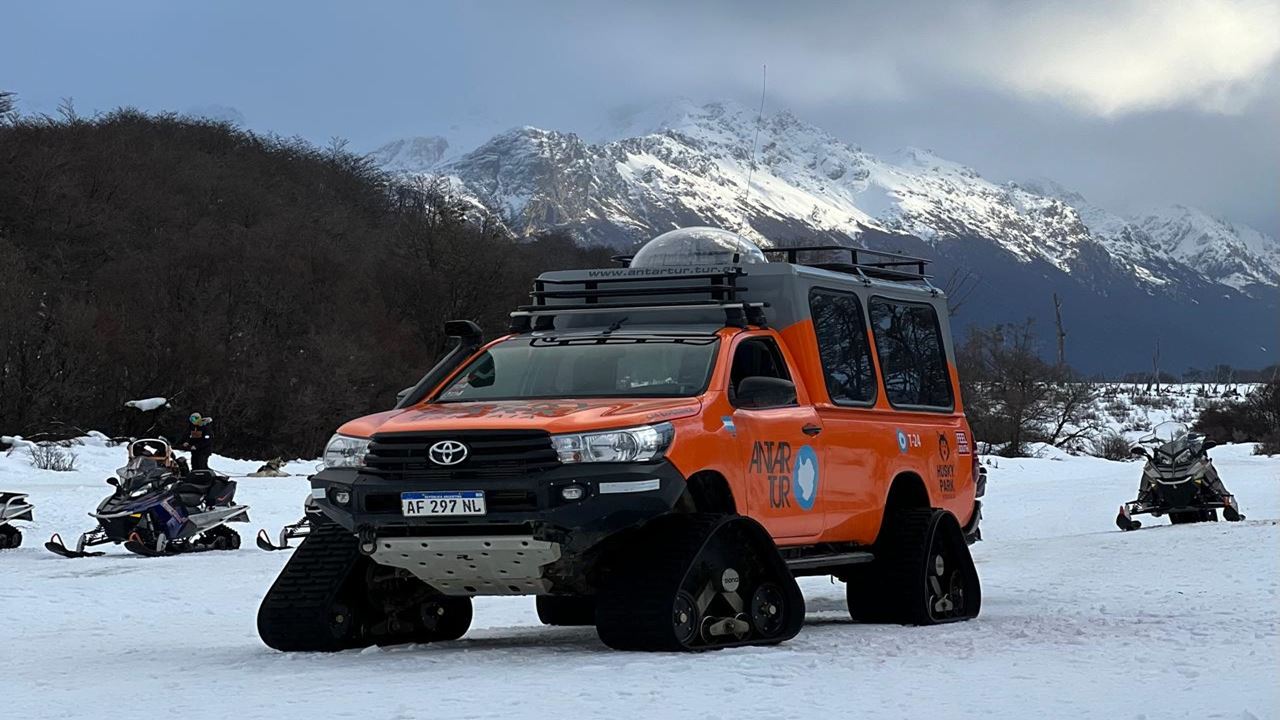 Experiencia Antártica: Motos de Nieve y Exposición "Exploradores Antárticos" foto 2