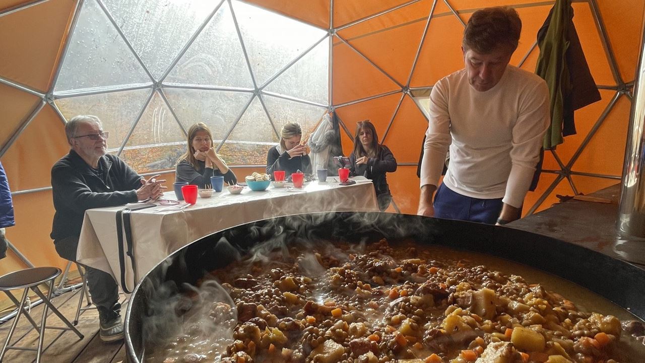 Lagoa Esmeralda Com Almoço Em Uma Cúpula De Montanha (2)