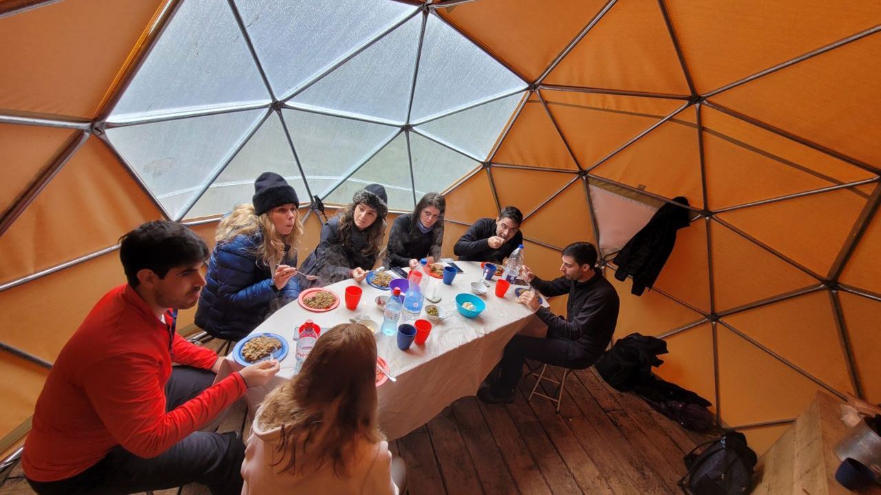 Lagoa Esmeralda Com Almoço Em Uma Cúpula De Montanha
